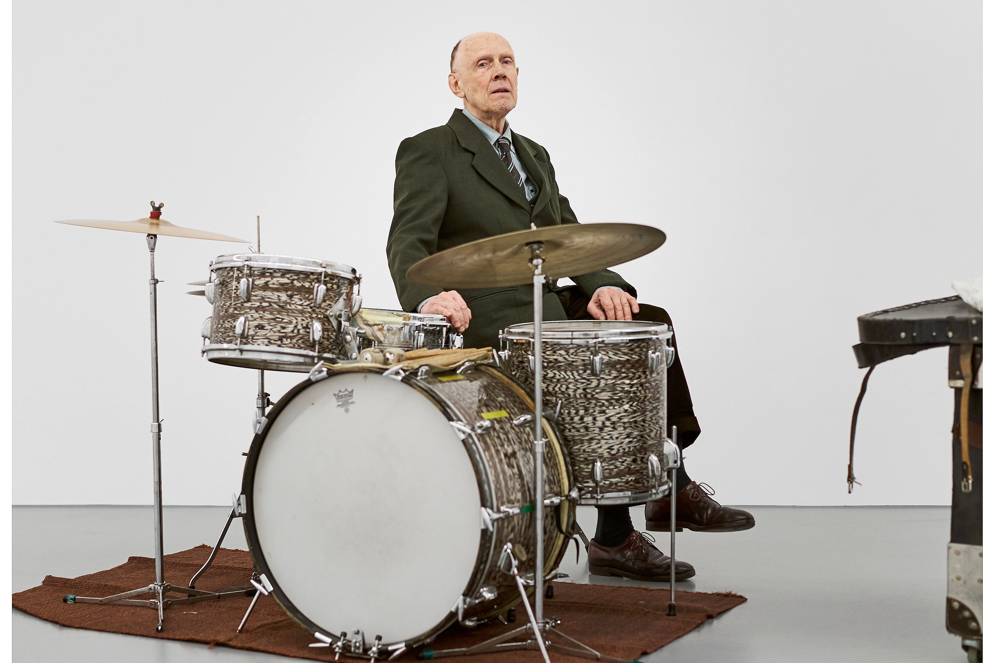 Sven-Åke Johansson am Schlagwerk.