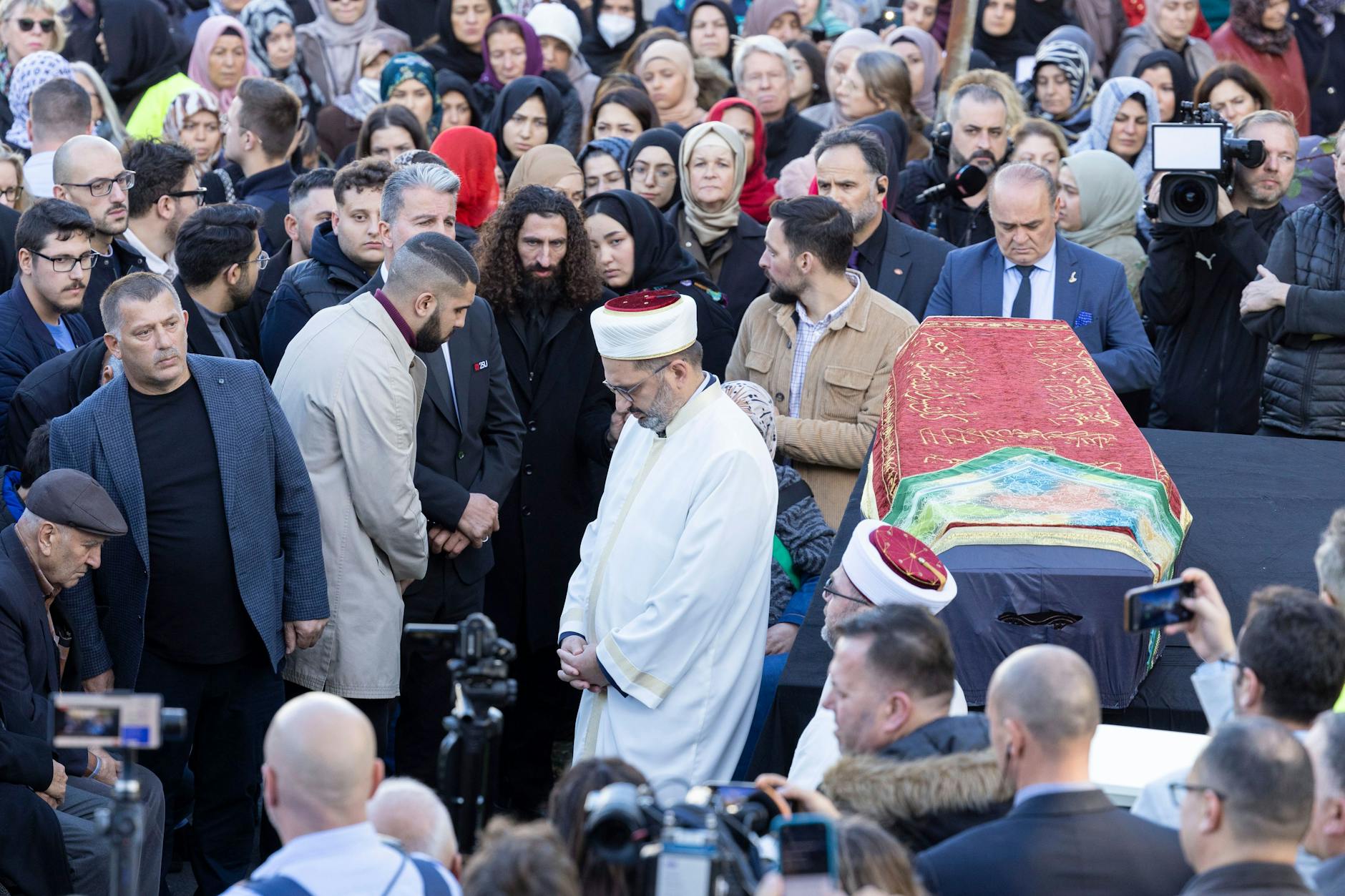 Inmitten einer trauernden Menschenmenge ist der Sarg von Mevlüde Genç in Solingen aufgebahrt.
