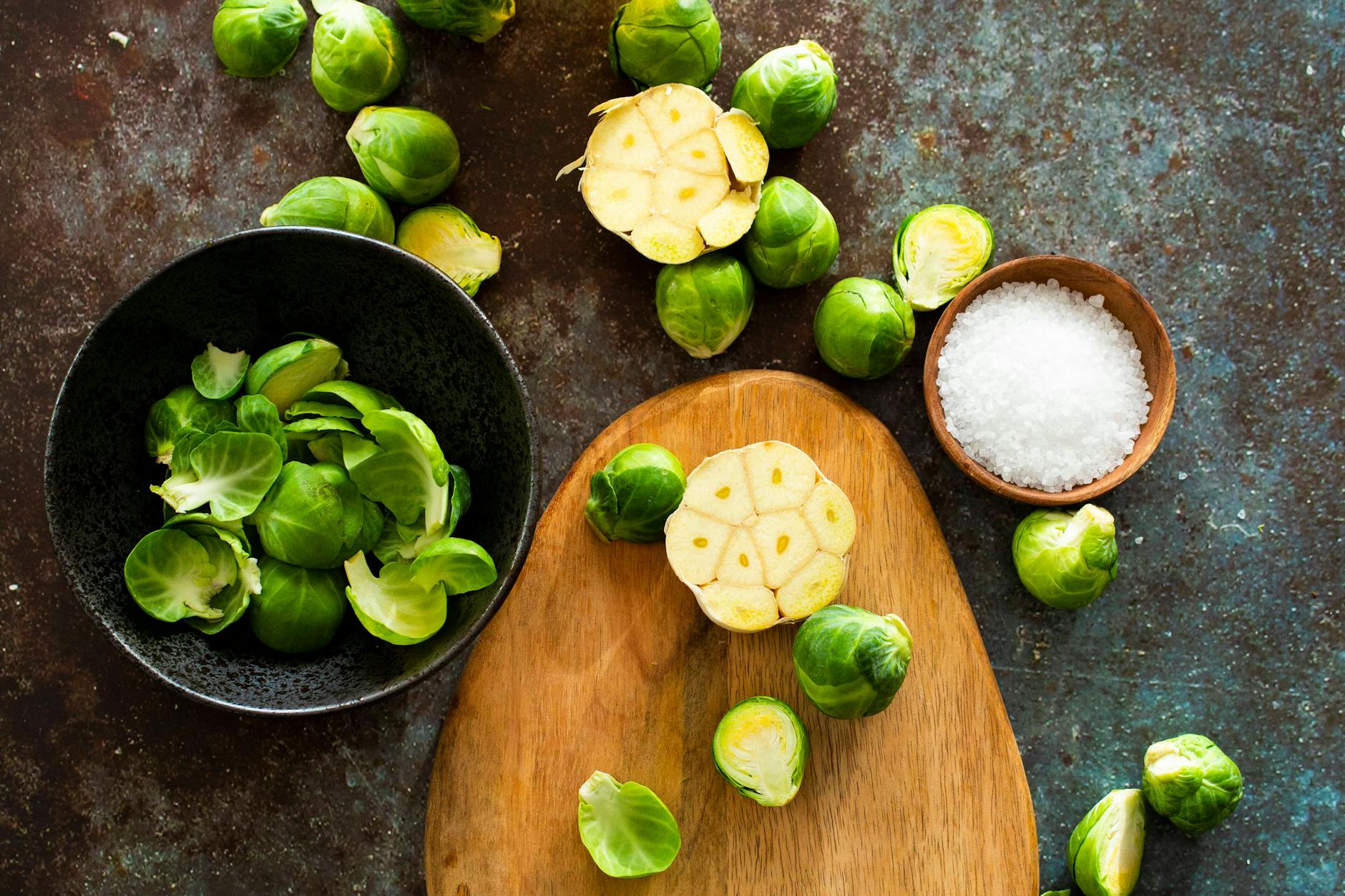 Rosenkohl und Knoblauch passen perfekt zueinander.