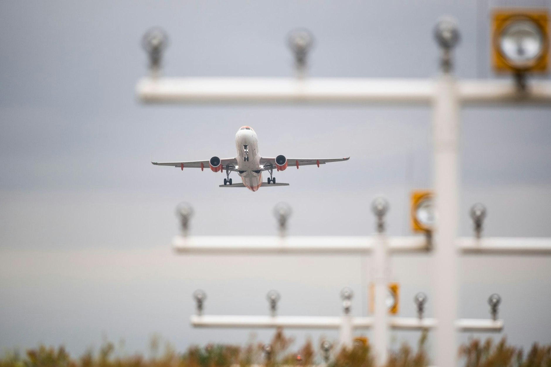 Ein Flugzeug startet am Flughafen Berlin Brandenburg (BER).