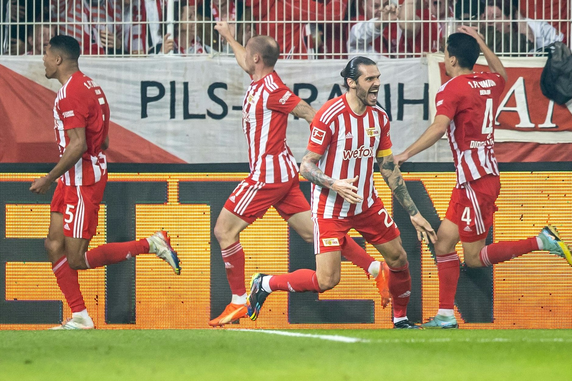 Achtung ZDF, eiserne Verwechslungsgefahr! Danilho Doekhi (l.) traf zum 2:1 gegen Gladbach, Union-Kapitän Christopher Trimmel (2.v.r.) jubelte nur mit.&nbsp;