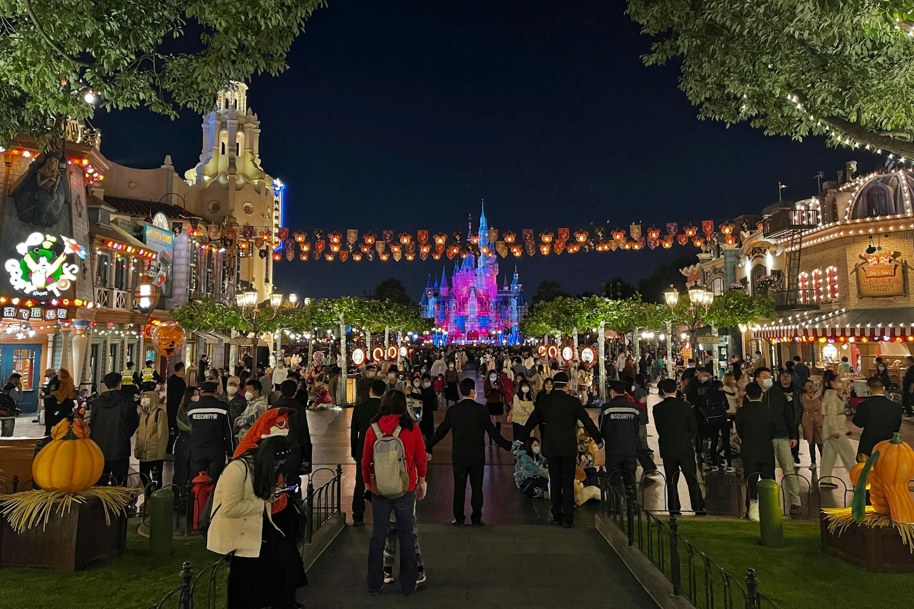 Sicherheitsleute hindern die Besucher daran, das Disney-Land Shanghai zu verlassen.