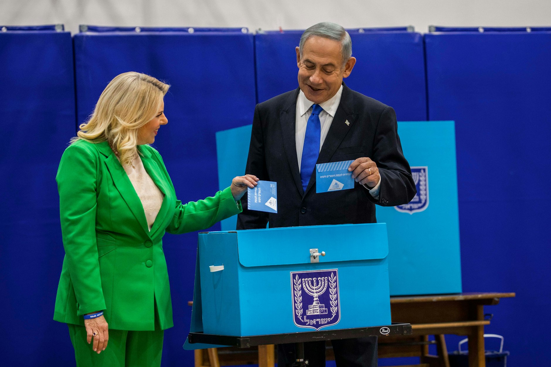 Benjamin Netanjahu, Vorsitzender der Likud-Partei und ehemaliger Ministerpräsident von Israel, und seine Frau Sara Netanjahu geben während der Parlamentswahlen 2022 ihre Stimme in einem Wahllokal ab.