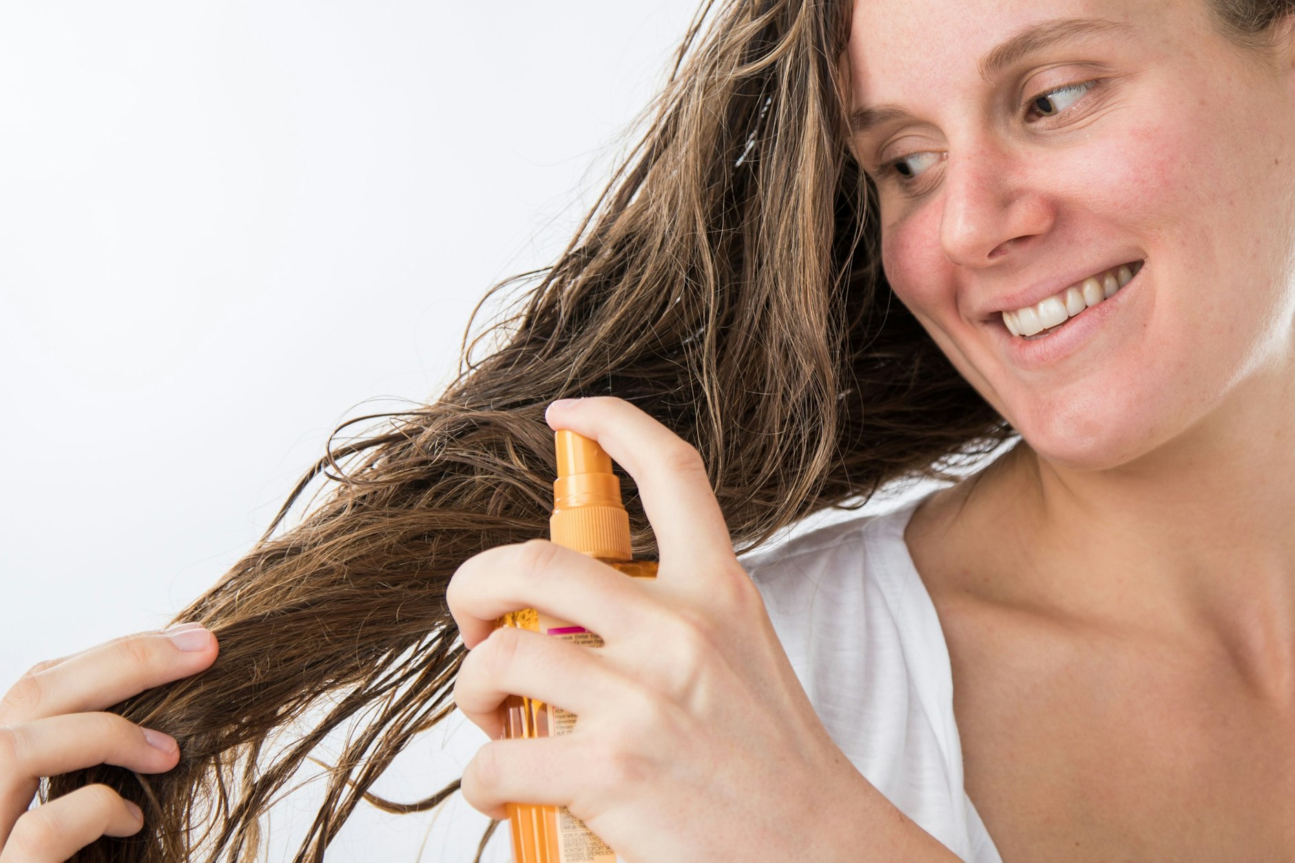 Haaröle oder Leave-in-Conditioner werden nach dem Waschen ins Haar gegeben, bleiben ohne Ausspülen drin.