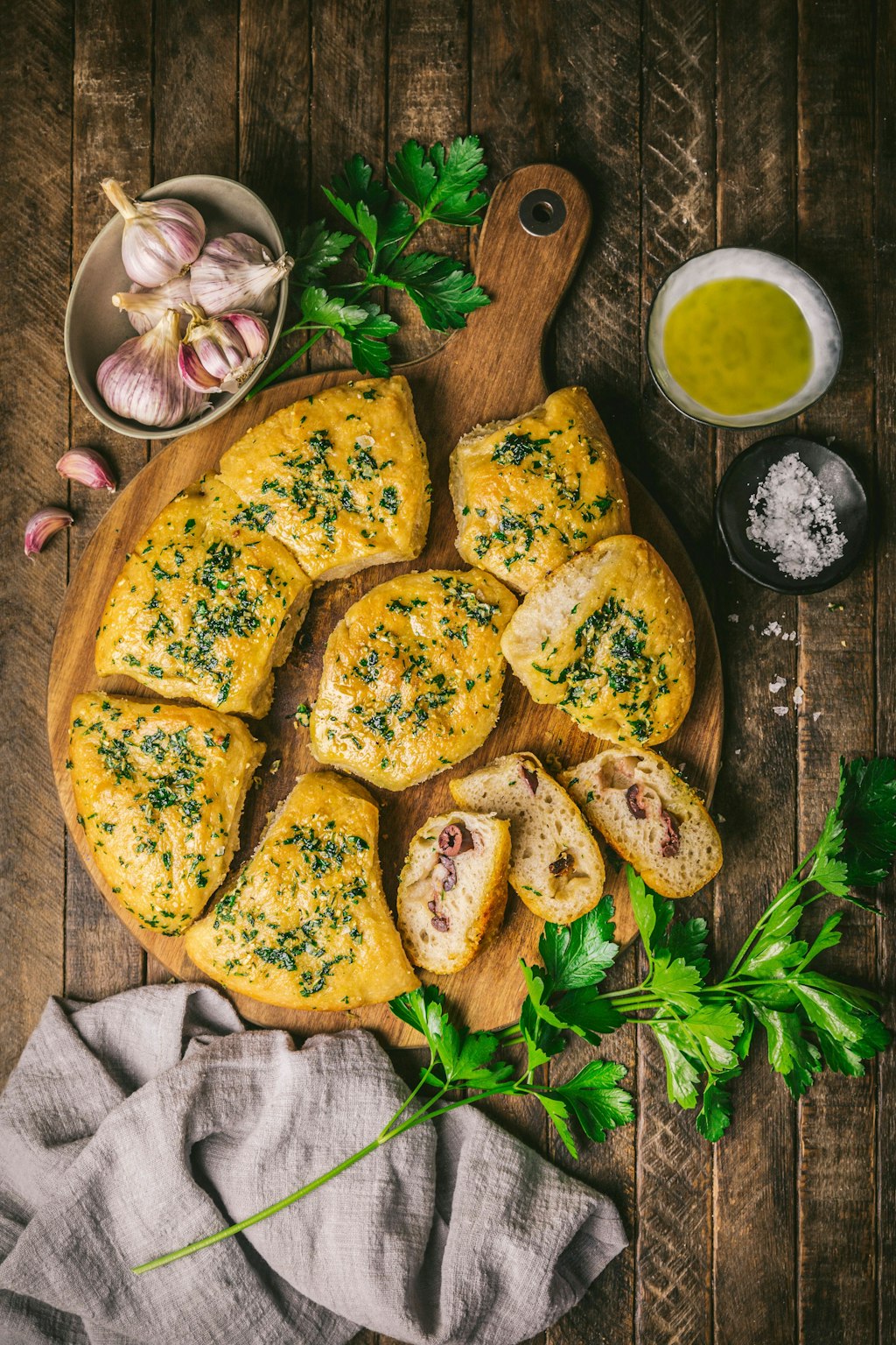 Geniales Rezept für saftiges Knoblauchbrot Mit wenigen Handgriffen schmeckt es wie beim Italiener