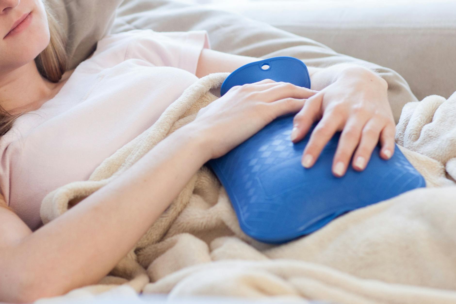 Nachts wird es wieder frisch und die Wärmflasche spendet Wohlfühl-Temperaturen. Zu exzessiv sollte man sie aber nicht nutzen, warnen Experten.