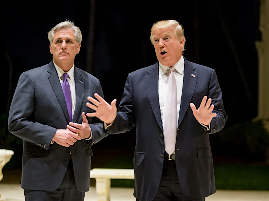 ARCHIV - 14.01.2018, USA, Palm Beach: Der damalige US-Präsident Donald Trump (r) gemeinsam mit dem damaligen Mehrheitsführer des US-Repräsentantenhauses, Kevin McCarthy, vor einem Abendessen im Trump International Golf Club.&nbsp;
