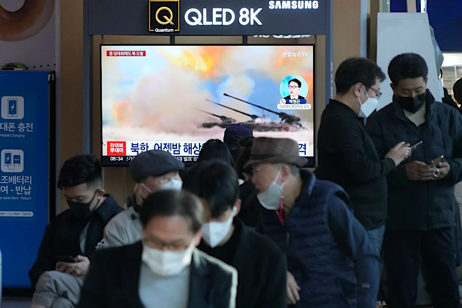 Eine Nachrichtensendung berichtet an einer Bahnhaltestelle im südkoreanischen Seoul über Militärübungen Nordkoreas.  