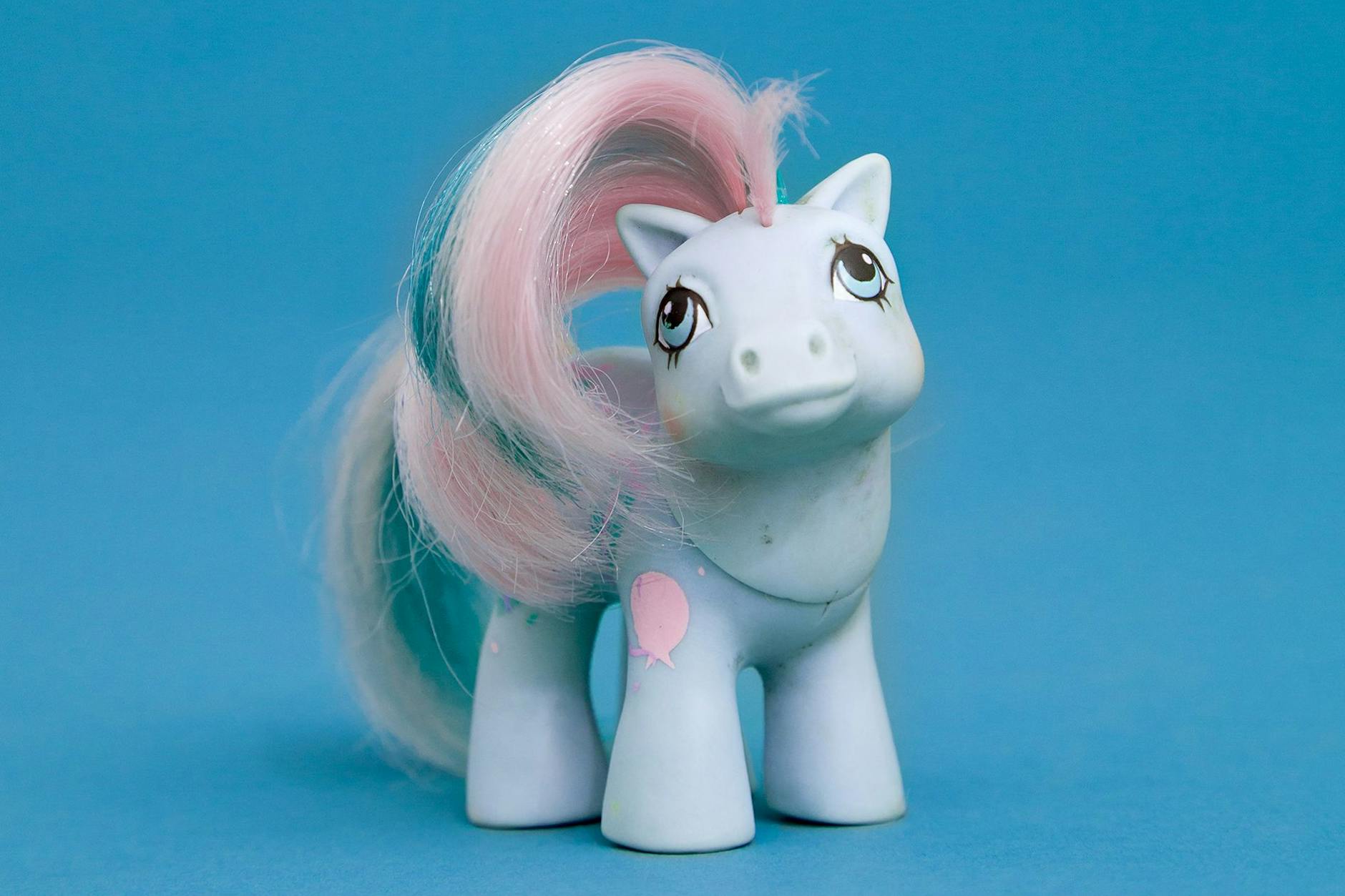 Das Spielzeug-Pony ließ Kinderherzen vor Freude heftig klopfen: in der Fotoausstellung „Begrüßungsgeld“ in der Kulturbrauerei Prenzlauer Berg.