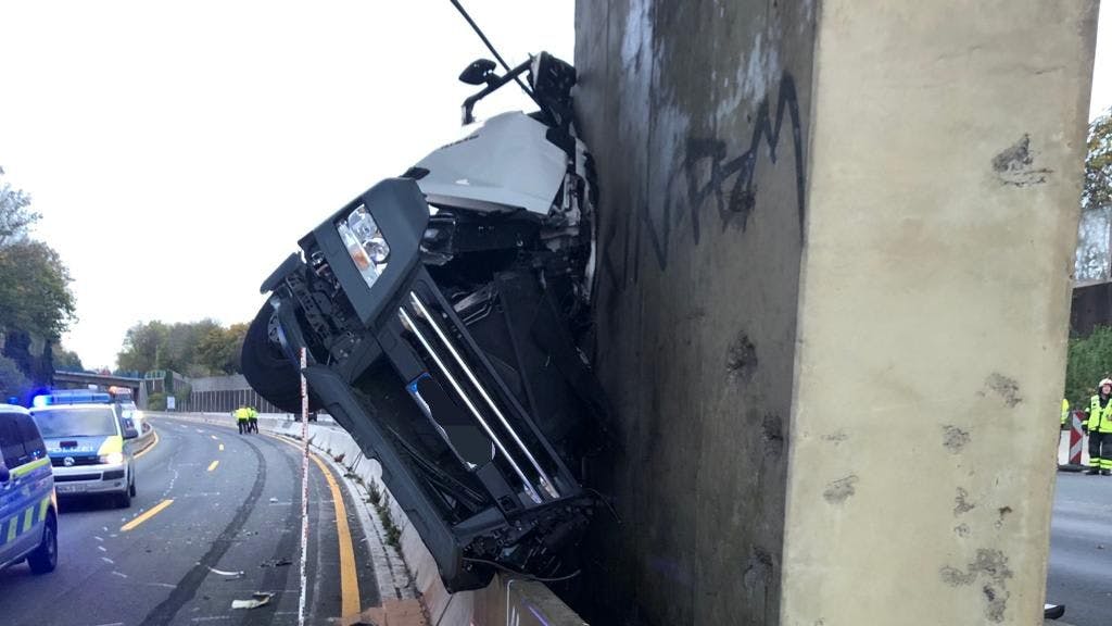 Ein Lastwagenfahrer ist auf der A46 bei Wuppertal gegen einen Brückenpfeiler geprallt und ums Leben gekommen.