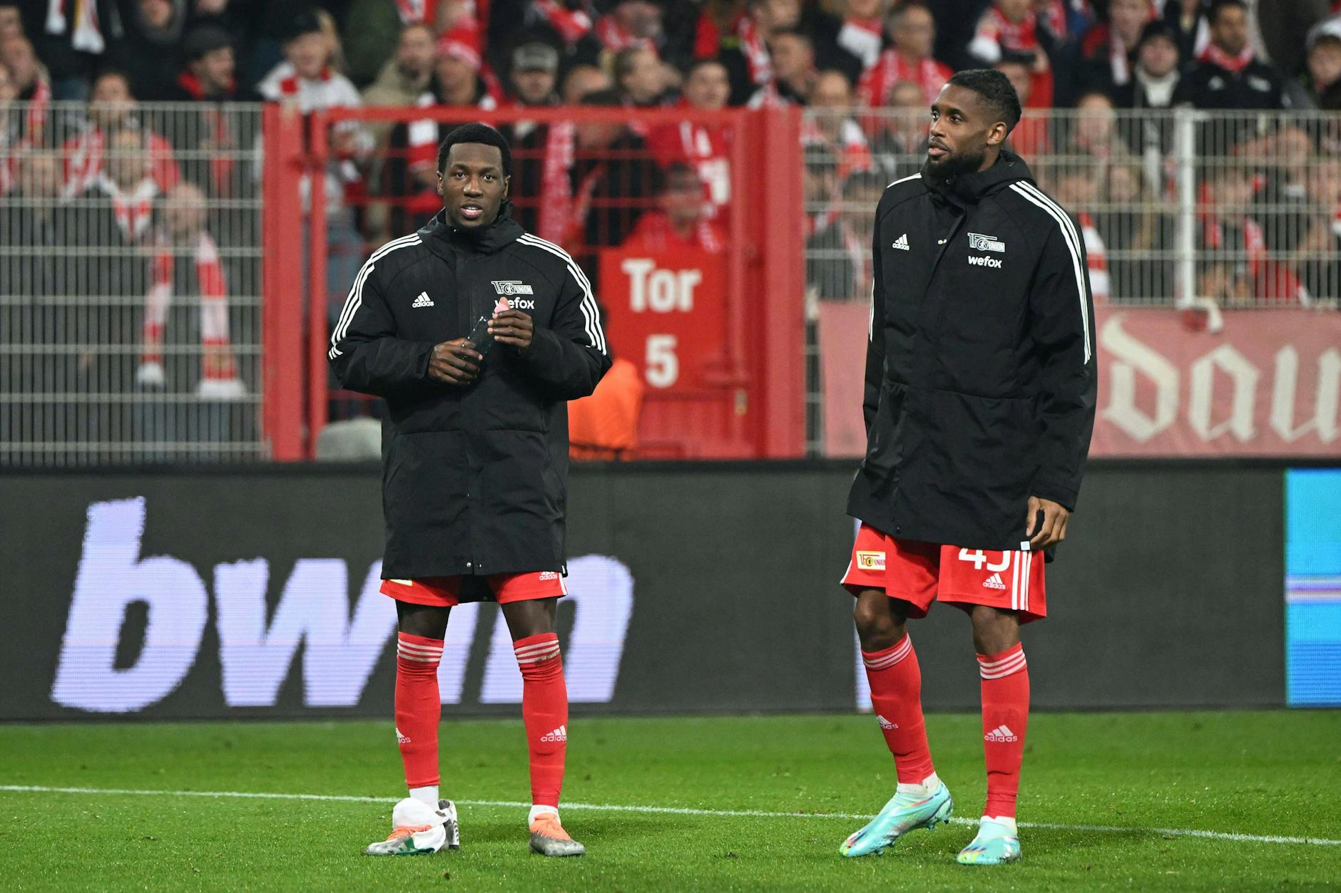 Komm, Bro! Lass es uns machen wie gegen Wolfsburg! Gegen die Niedersachsen erzielten Sheraldo Becker und Jordan Siebatcheu (r.) Mitte September ihre letzten Ligatreffer.