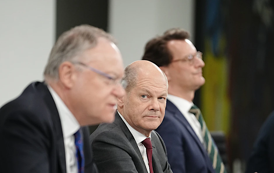 Berlin: Bundeskanzler Olaf Scholz (M., SPD), Stephan Weil (SPD, l.), Ministerpräsident von Niedersachsen, und Hendrik Wüst (CDU), Ministerpräsident von Nordrhein-Westfalen, geben nach der Ministerpräsidentenkonferenz eine Pressekonferenz.