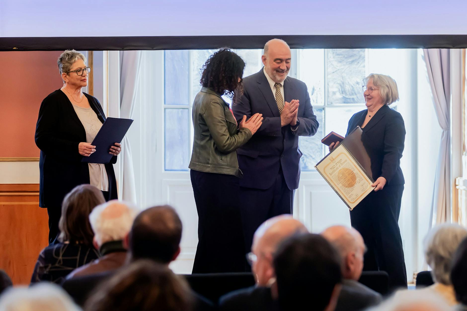 Wer einen Menschen rettet, rettet die ganze Welt: Die Enkeltöchter der Retter nehmen die Urkunden von Israels Botschafter Ron Prosor und Senatorin Bettina Jarasch entgegen.