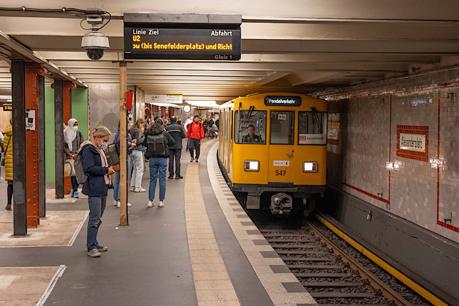 Derzeit besteht Pendelverkehr auf der U2 zwischen Klosterstraße und Senefelderplatz. Nun kommen auch noch Bauarbeiten hinzu – die U2 wird ab Montag bis zum März zwischen Theodor-Heuss-Platz und Ruhleben unterbrochen.