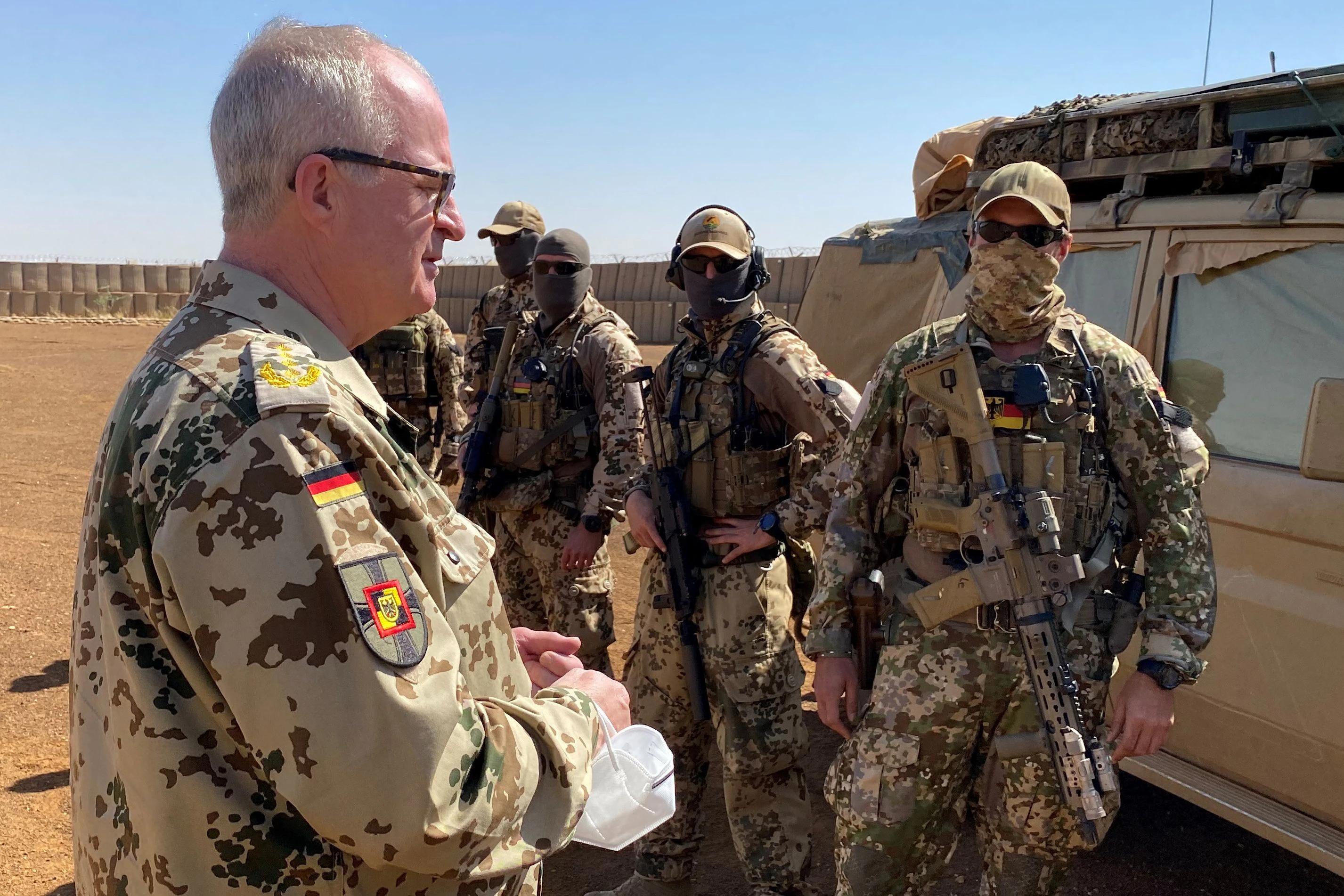 Eberhard Zorn (l), Generalinspekteur der Bundeswehr, spricht während eines Besuchs in Niger mit zur Ausbildung und Beratung eingesetzten Kampfschwimmern der deutschen Marine. Die im Jahr 2018 begonnene Ausbildungsmission „Gazelle“ gilt mit ihrer Spezialkräfte-Schule in Tillia als Vorzeigeprojekt.&nbsp;