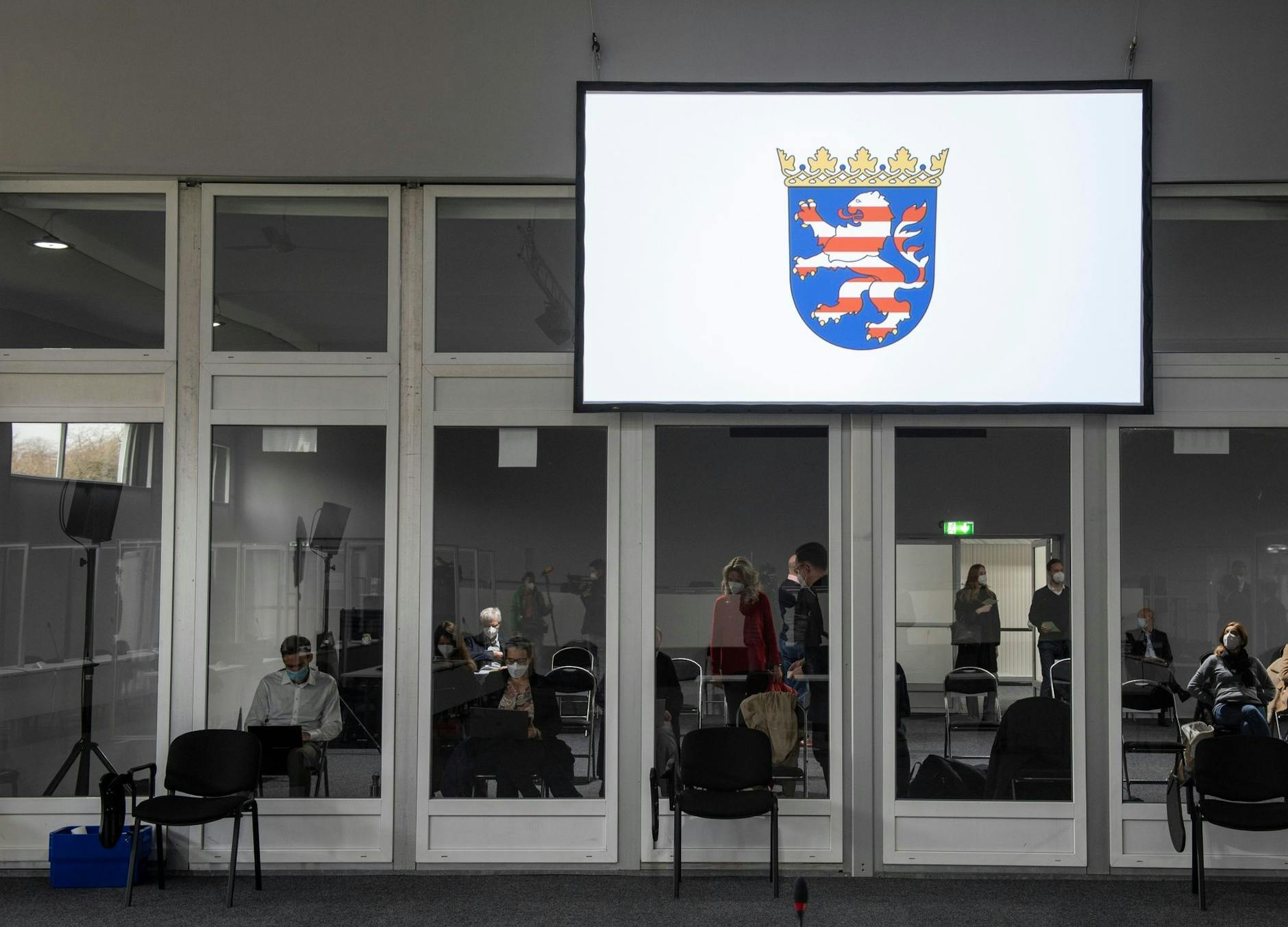 ARCHIV - Zuschauer sammeln sich vor dem Prozessauftakt um «Cum-Ex»-Aktiendeals im Gerichtssaal.