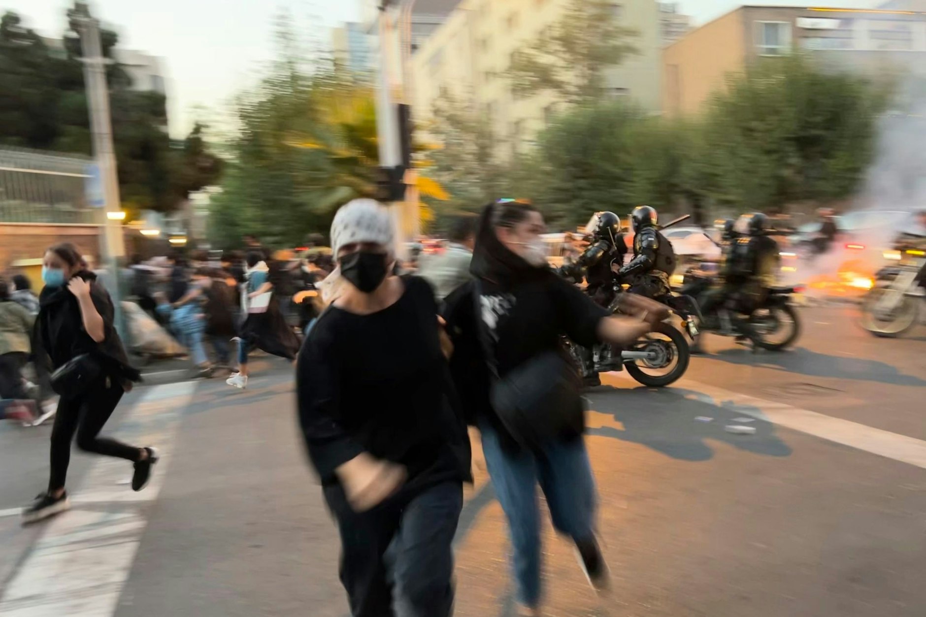 Frauen fliehen bei einem Protest in Teheran vor der Polizei.