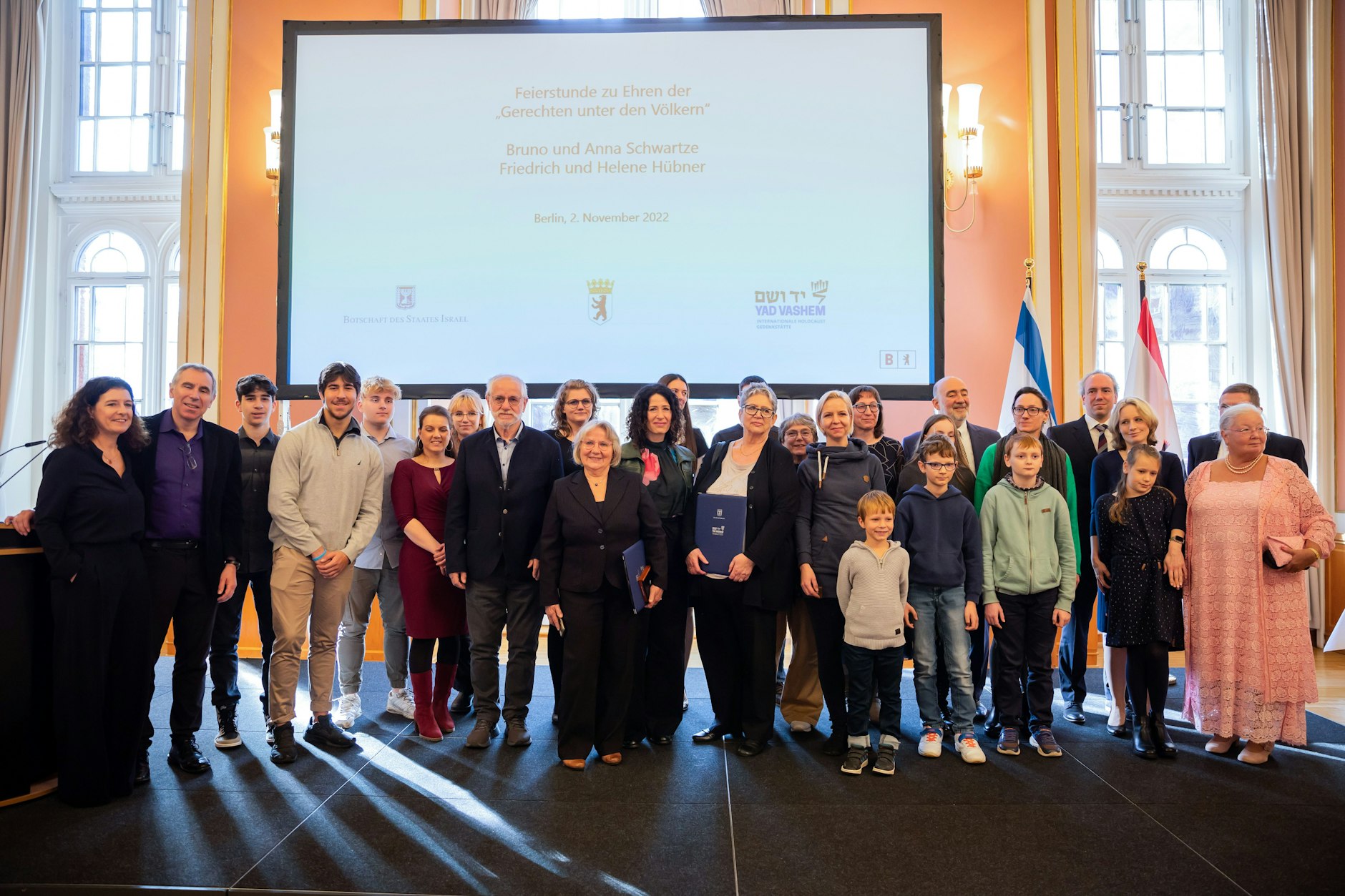 Drei Familien, die zu einer geworden sind: Nachfahren der Ehepaare Schwartze, Hübner und Mandelkern im Roten Rathaus in Berlin, mit Bettina Jarasch.