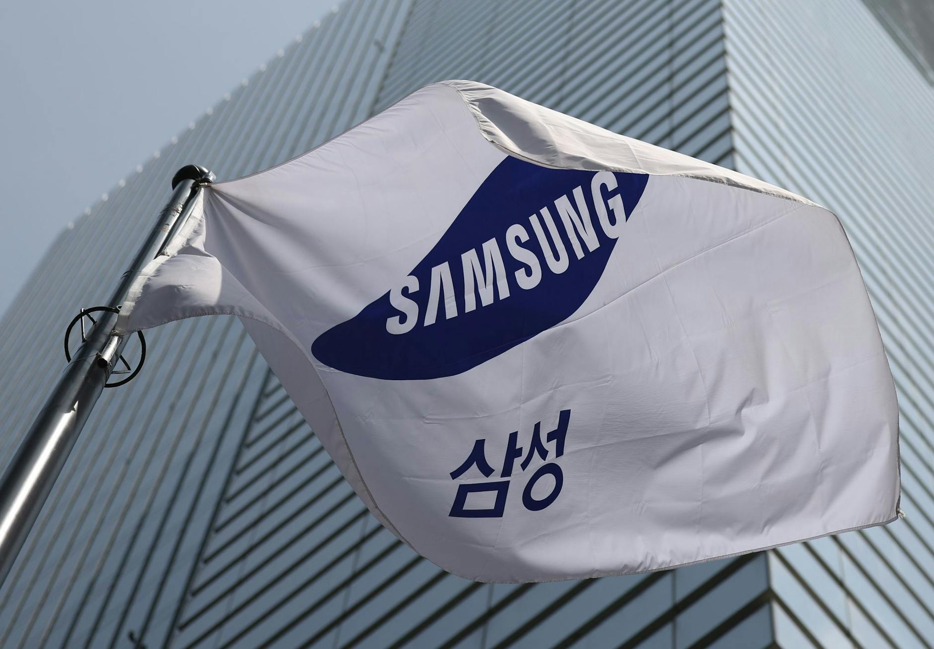 ARCHIV - Vor dem Hauptsitz von Samsung im südkoreanischen Seoul weht eine Flagge mit dem Logo des Unternehmens.