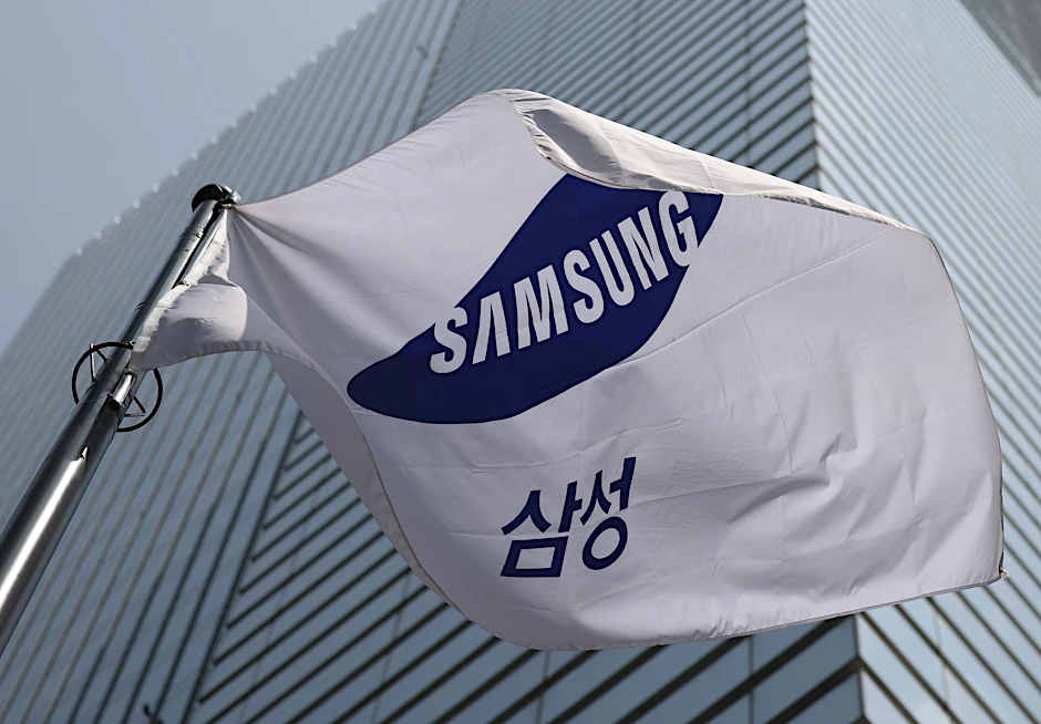 ARCHIV - Vor dem Hauptsitz von Samsung im südkoreanischen Seoul weht eine Flagge mit dem Logo des Unternehmens.  