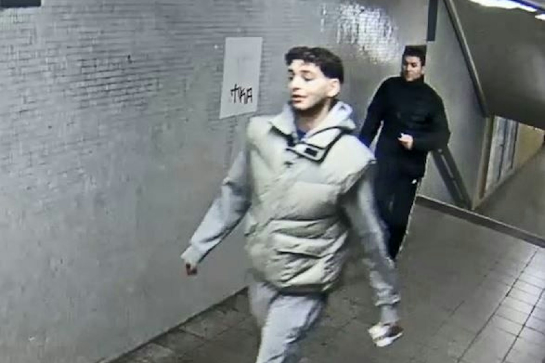 Diese Tatverdächtigen werden von der Polizei gesucht.