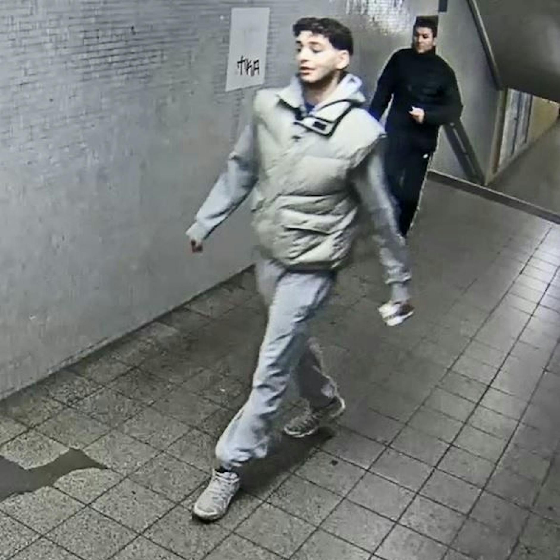 Fahndung: Mann aus U-Bahn gestoßen und verprügelt – wer kennt diese Männer?