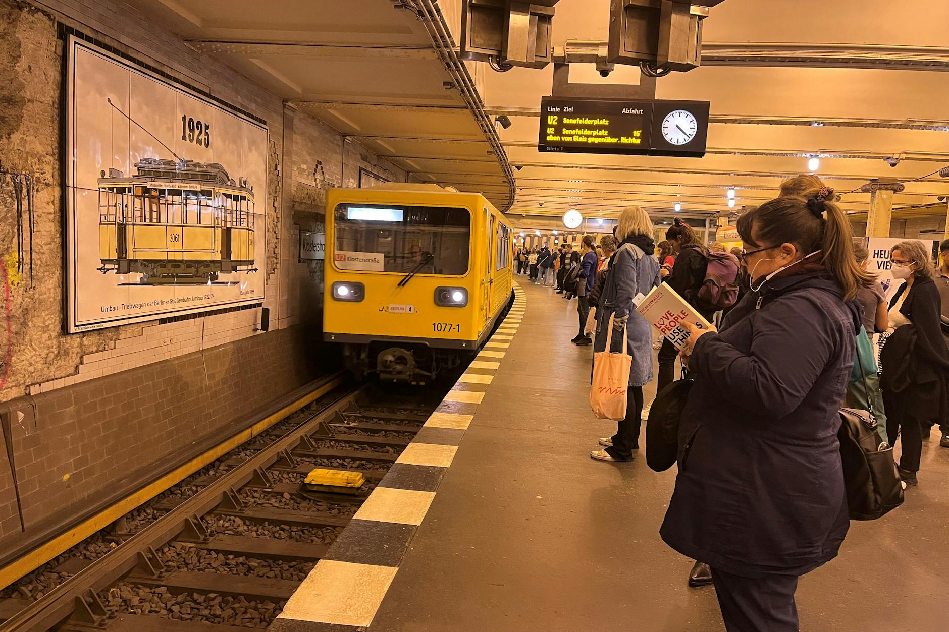 Im U-Bahnhof Klosterstraße fährt ein Pendelzug ein. Weil im U-Bahnhof Alexanderplatz ein Gleis gesperrt werden musste, kann der Abschnitt von hier bis zum Senefelderplatz nur alle 15 Minuten befahren werden.