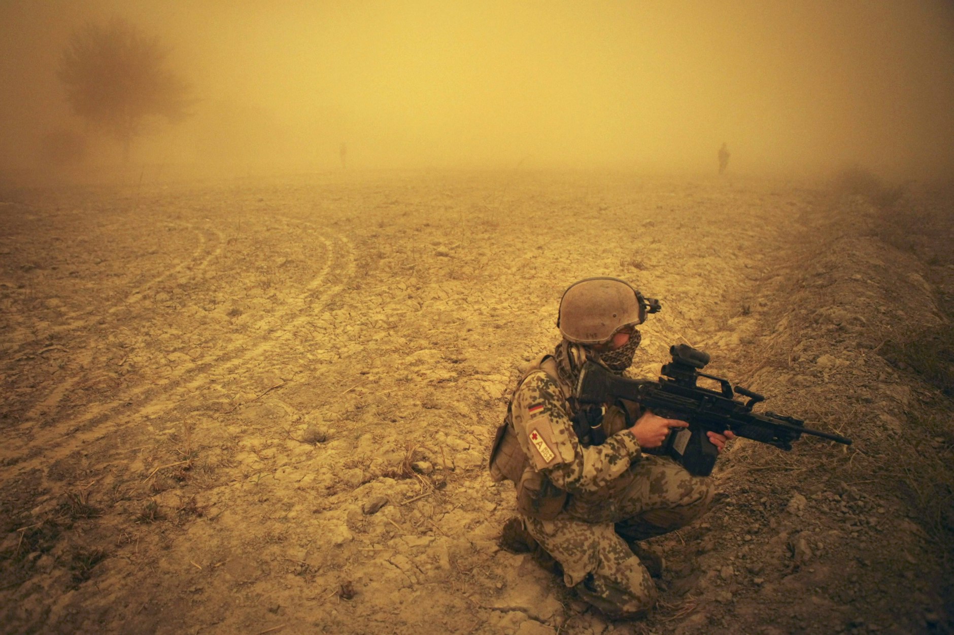 Deutscher Soldat während eines Sandsturms in Rahmat Bay, Afghanistan 2011.