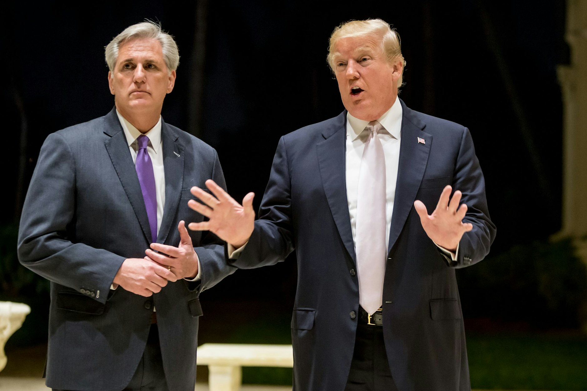 Der Republikaner Kevin McCarthy (l.) und der frühere US-Präsident Donald Trump – McCarthy rüttelt an der Milliarden-Hilfe für die Ukraine im Krieg gegen Russland.