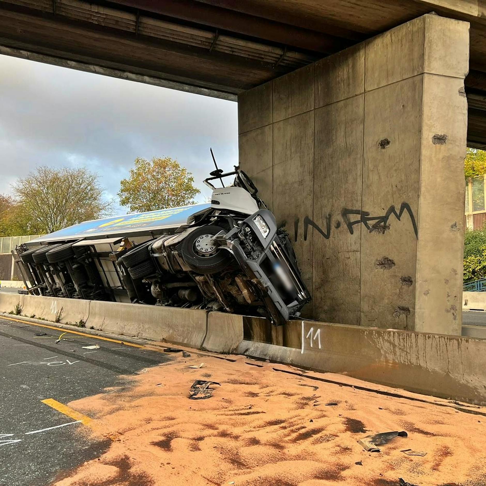 Horror auf der A46: Brummi kracht in Brücke – Fahrer tot!