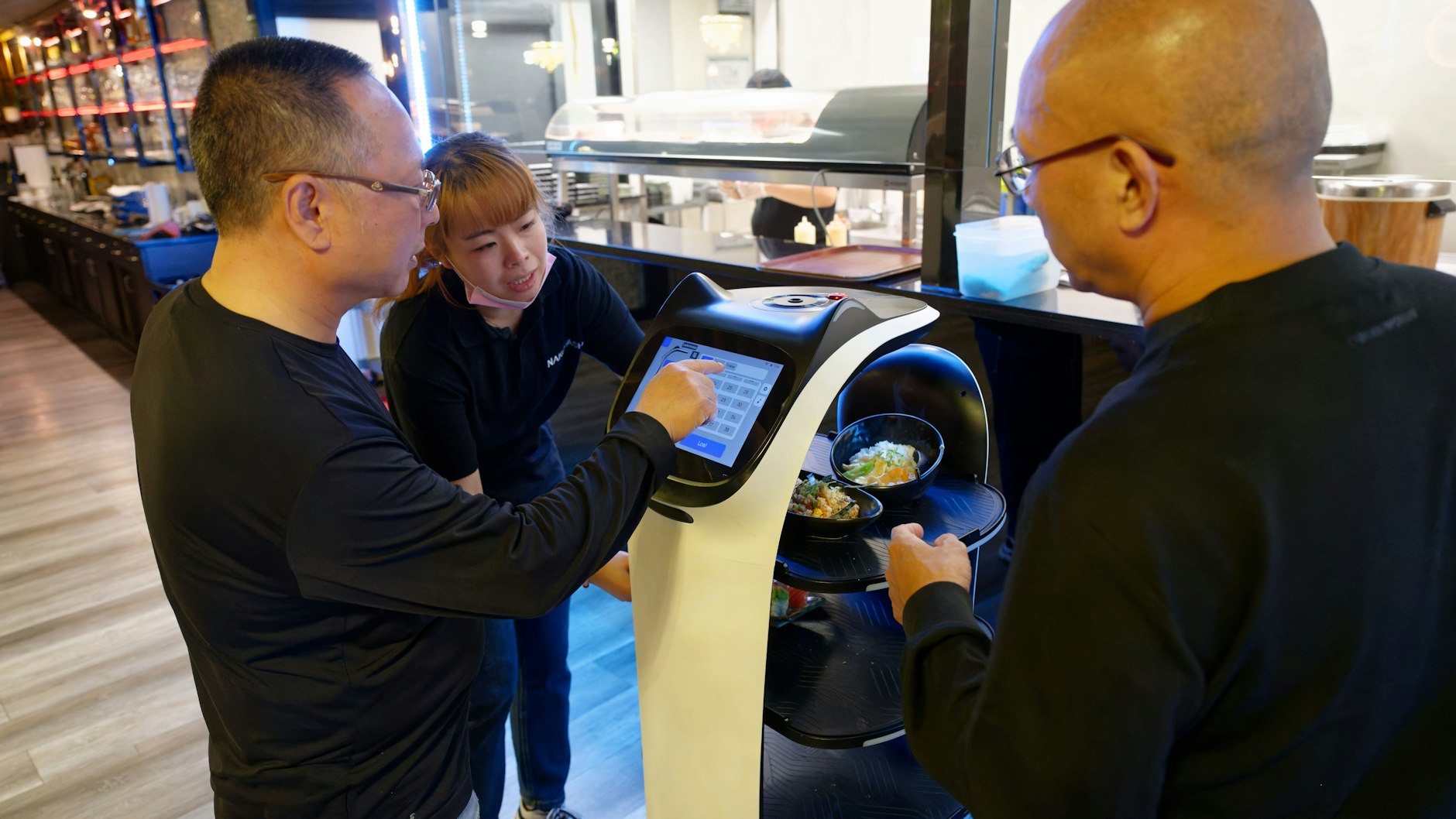 Der noch seltene Einsatz von Robotern in Restaurants könnte sich angesichts der Personalengpässe in der Gastronomie nach Experten-Einschätzung künftig ausweiten.