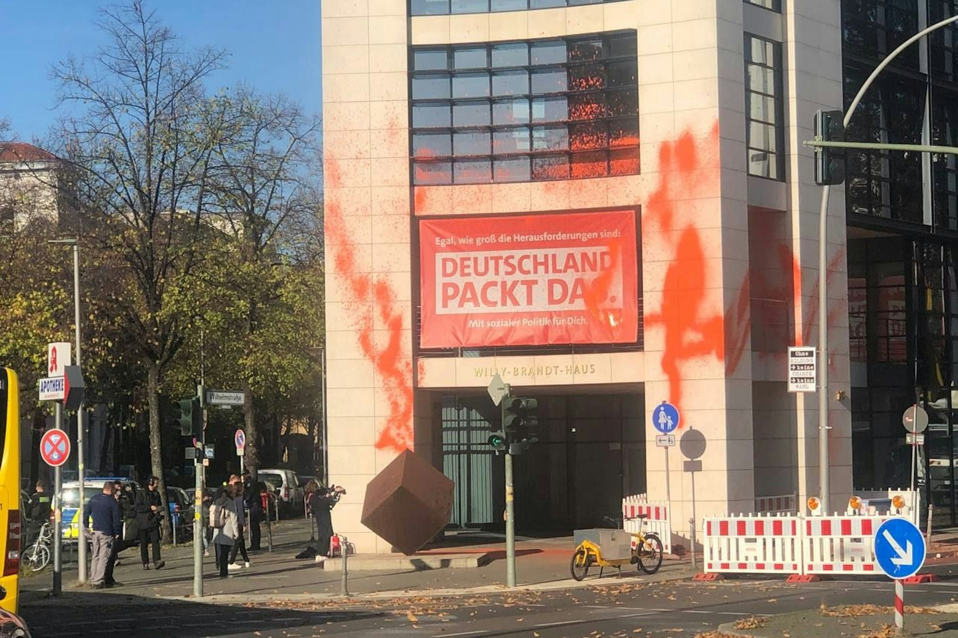 Das Willy-Brandt-Haus, das mit Farbe besprüht wird.&nbsp;