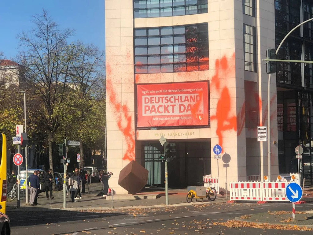 „Letzte Generation“ attackiert Parteizentralen und klebt in Friedrichshain