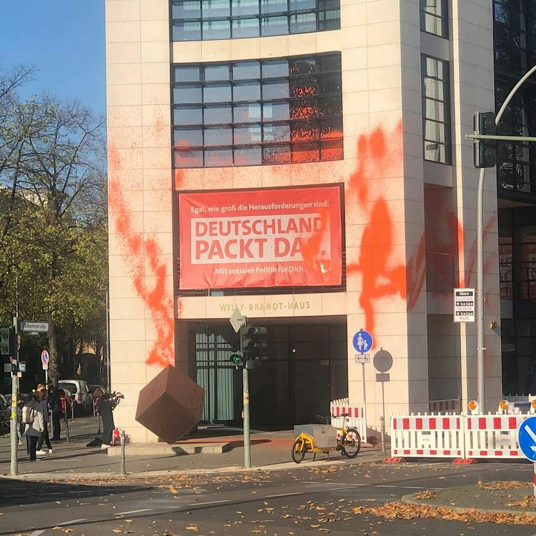 „Letzte Generation“ attackiert Parteizentralen und klebt in Friedrichshain