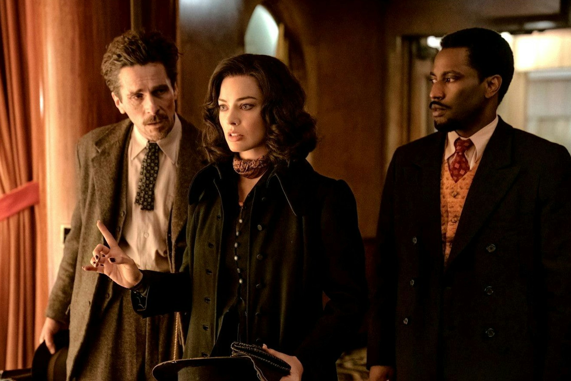 Christian Bale, Margot Robbie und John David Washington spielen Freunde fürs Leben.