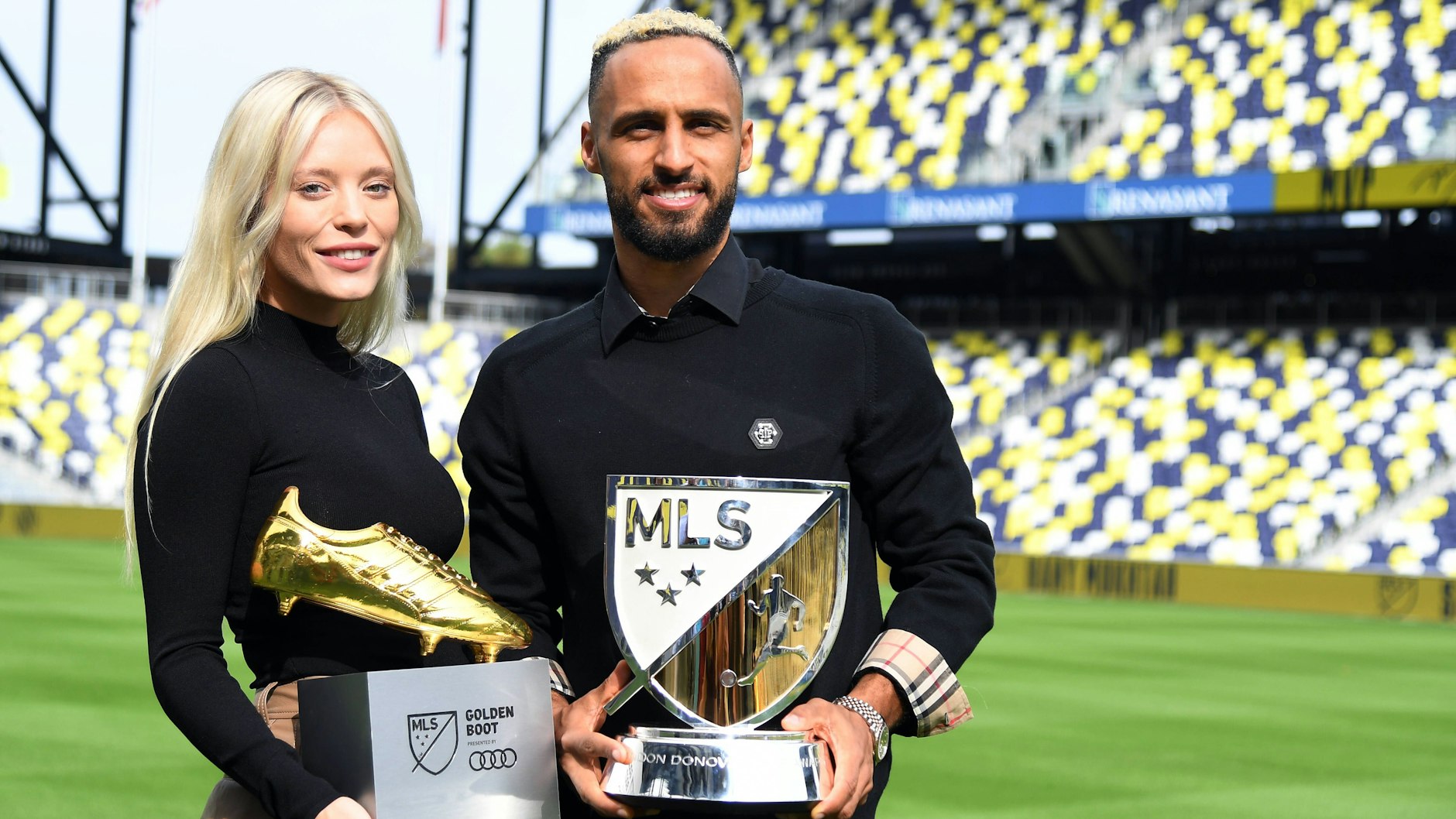 Torschützenkönig und MVP: Hany Mukhtar und seine Verlobte Ashley Gowder sind mächtig stolz.