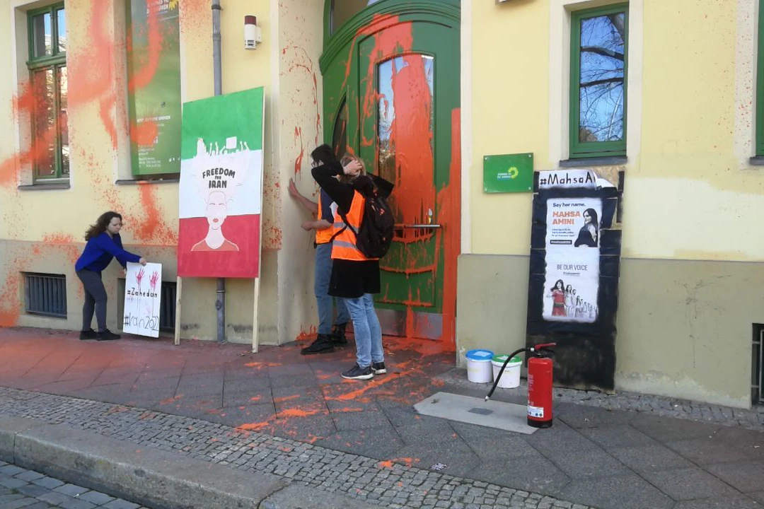 Aktivisten vor der Parteizentrale der Grünen.