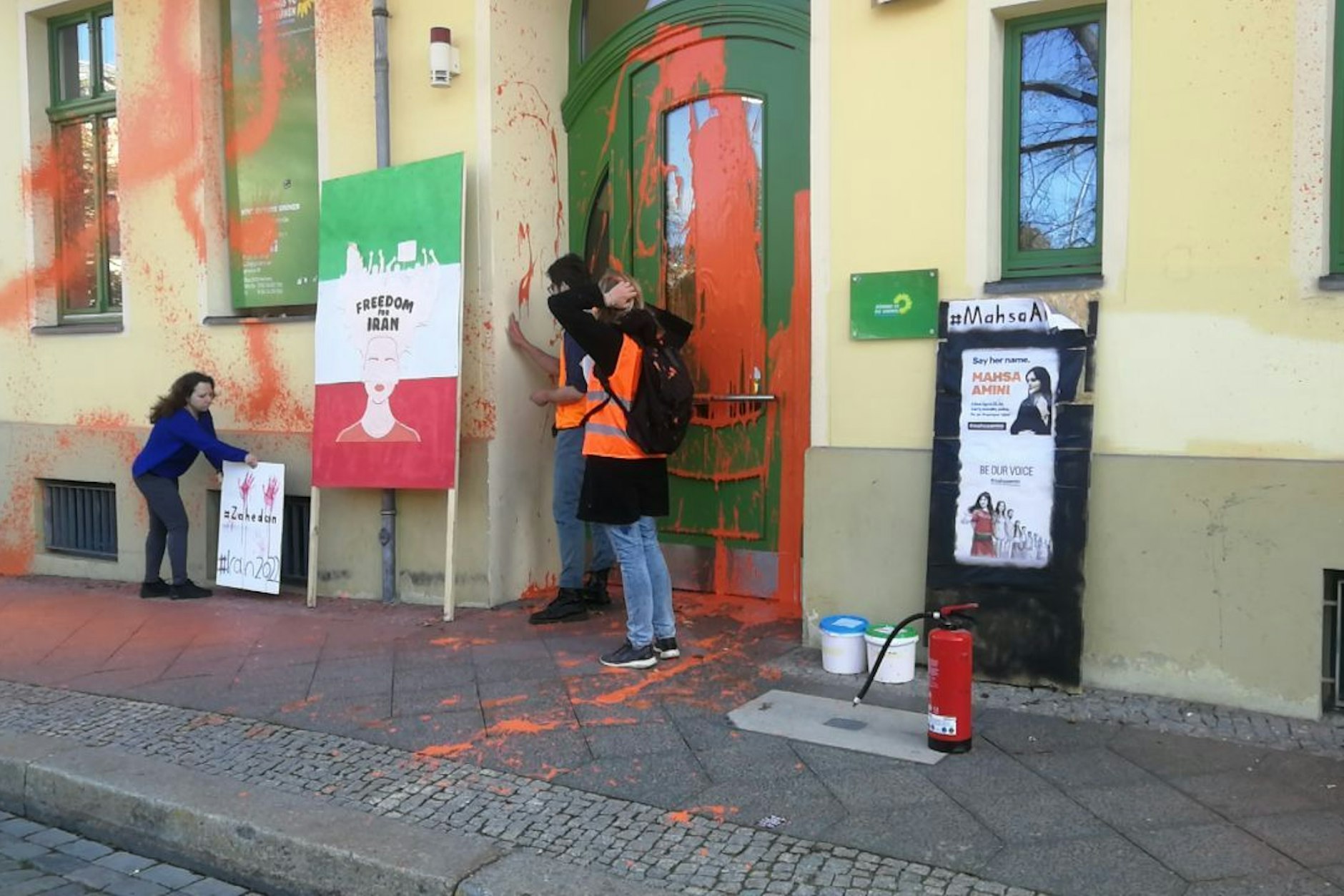 Aktivisten vor der Parteizentrale der Grünen.