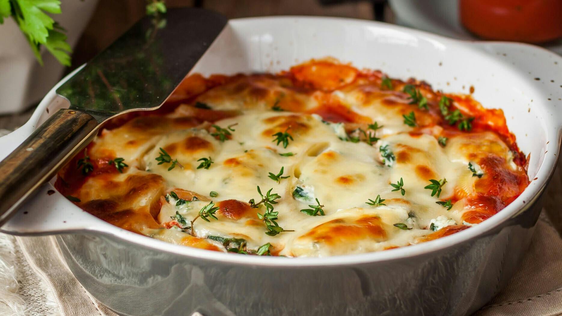 Das köstliche Rezept für Rosenkohl-Hackfleisch-Auflauf ist schnell gemacht und super-lecker.