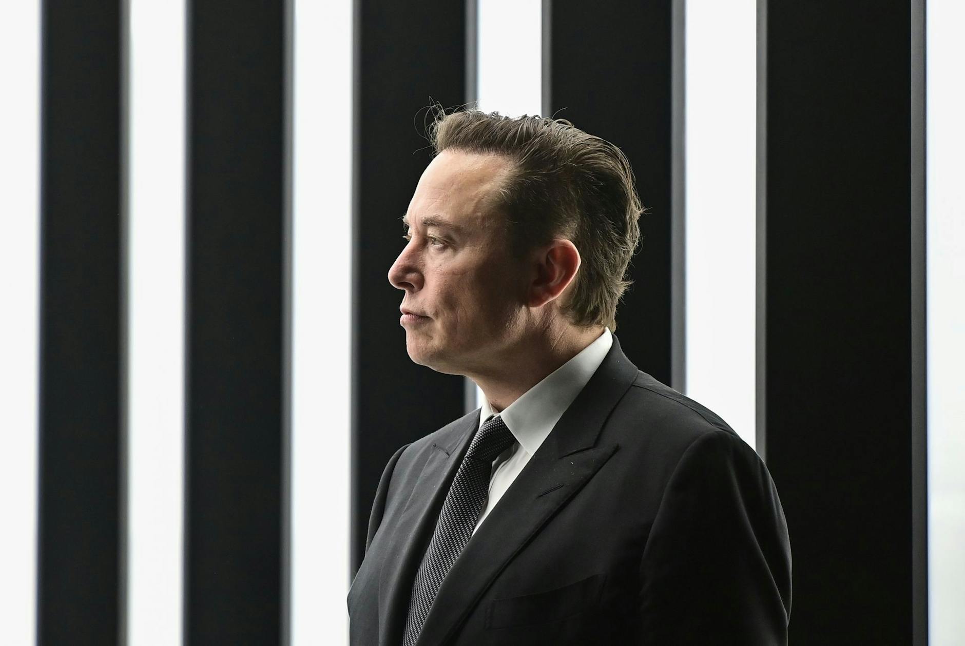 ARCHIV - Tesla-Chef Elon Musk hält an seinem Vorhaben, Twitter zu übernehmen, fest.  