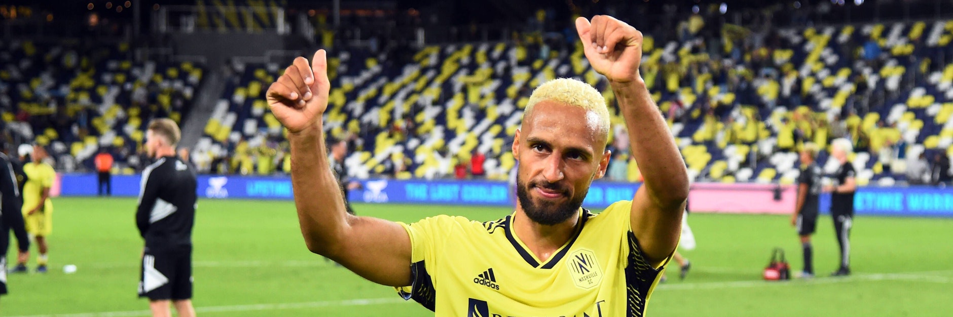 Zwei Daumen für zwei große Preise: Ex-Hertha-Star Hany Mukhtar (27) räumte in der MLS in den USA mächtig ab.