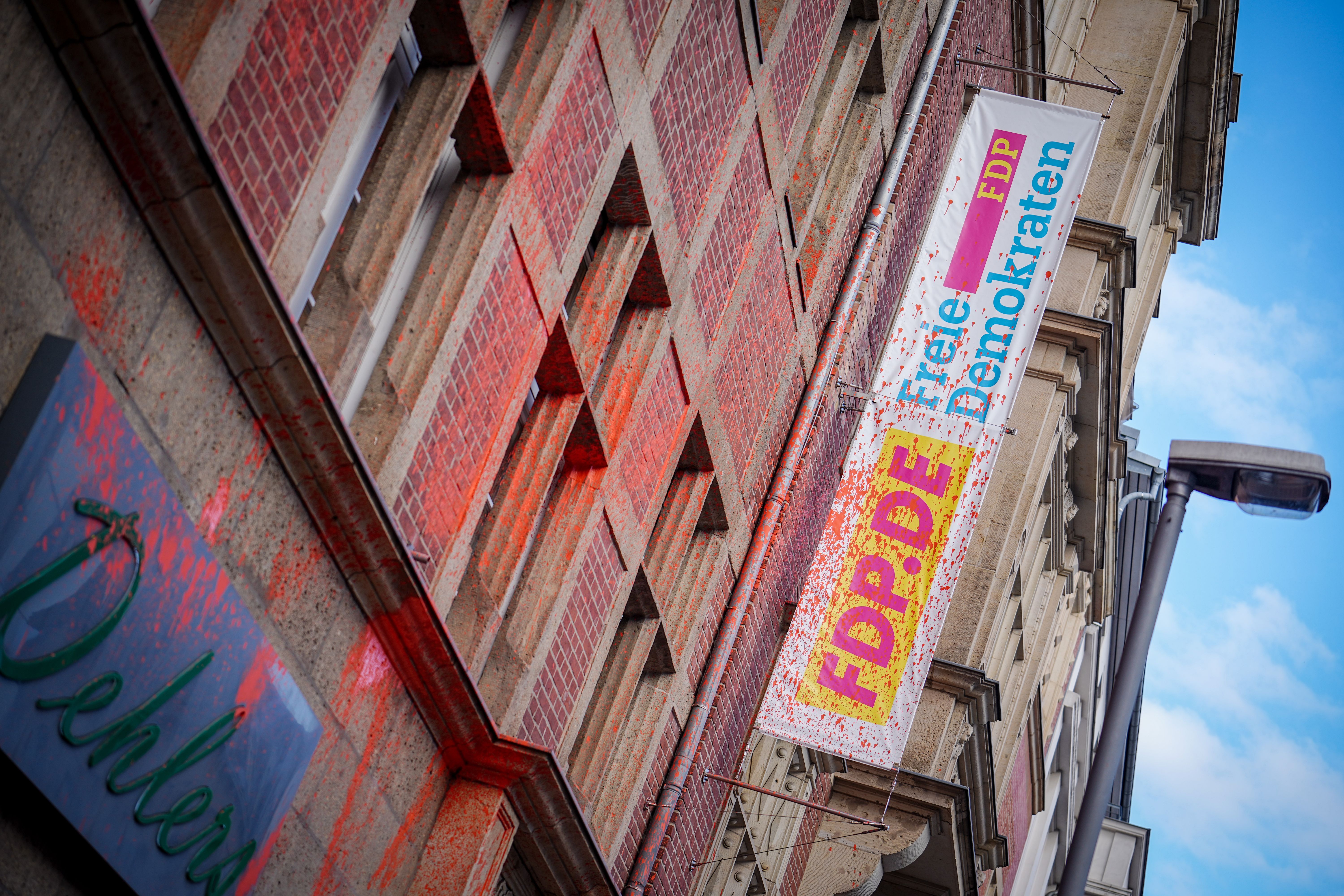 Image - Farbattacken der Klima-Chaoten auf Parteizentralen