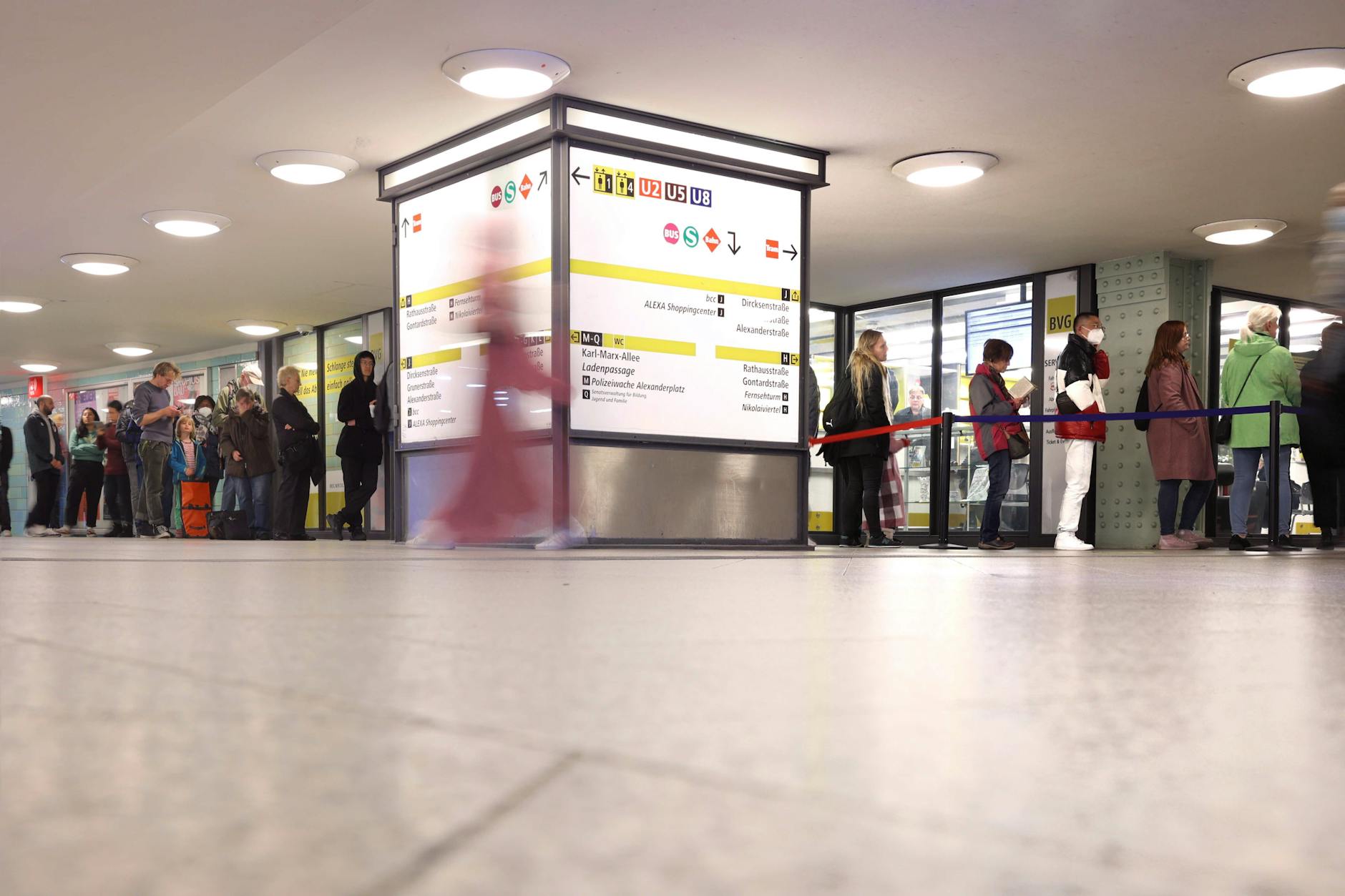 Die Schlange vor dem BVG-Kundenzentrum am Alexanderplatz ist lang: Eine Stunde Wartezeit sollte man mindestens einplanen.