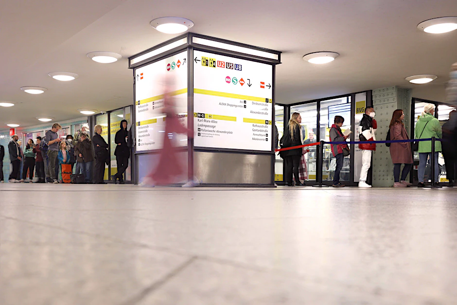 Die Schlange vor dem BVG-Kundenzentrum am Alexanderplatz ist lang: Eine Stunde Wartezeit sollte man mindestens einplanen.