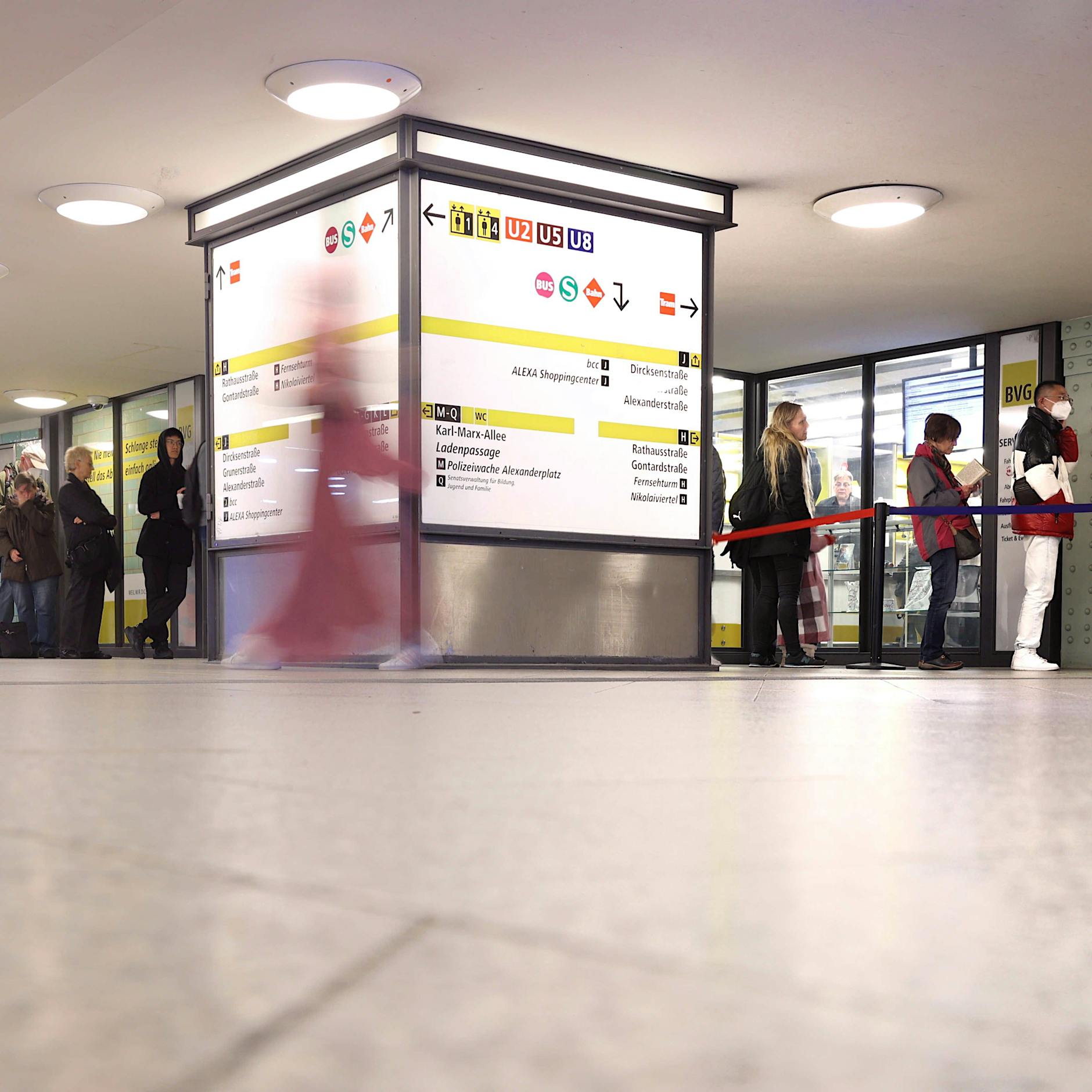 29-Euro-Ticket gilt bis März: Jetzt kehren die Warteschlangen am Alex zurück