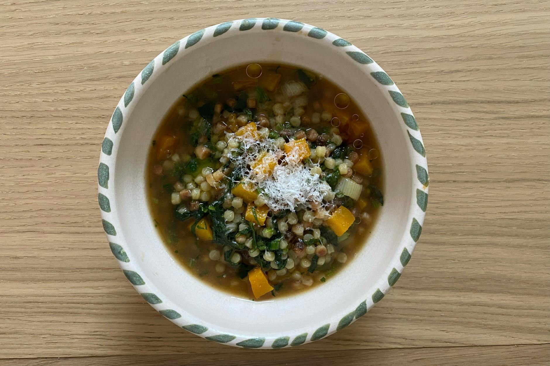 Bringt Sie durch den strengsten Winter: Eintopf aus Fregola Sarda, Wurzelgemüse und Schwarzkohl. 