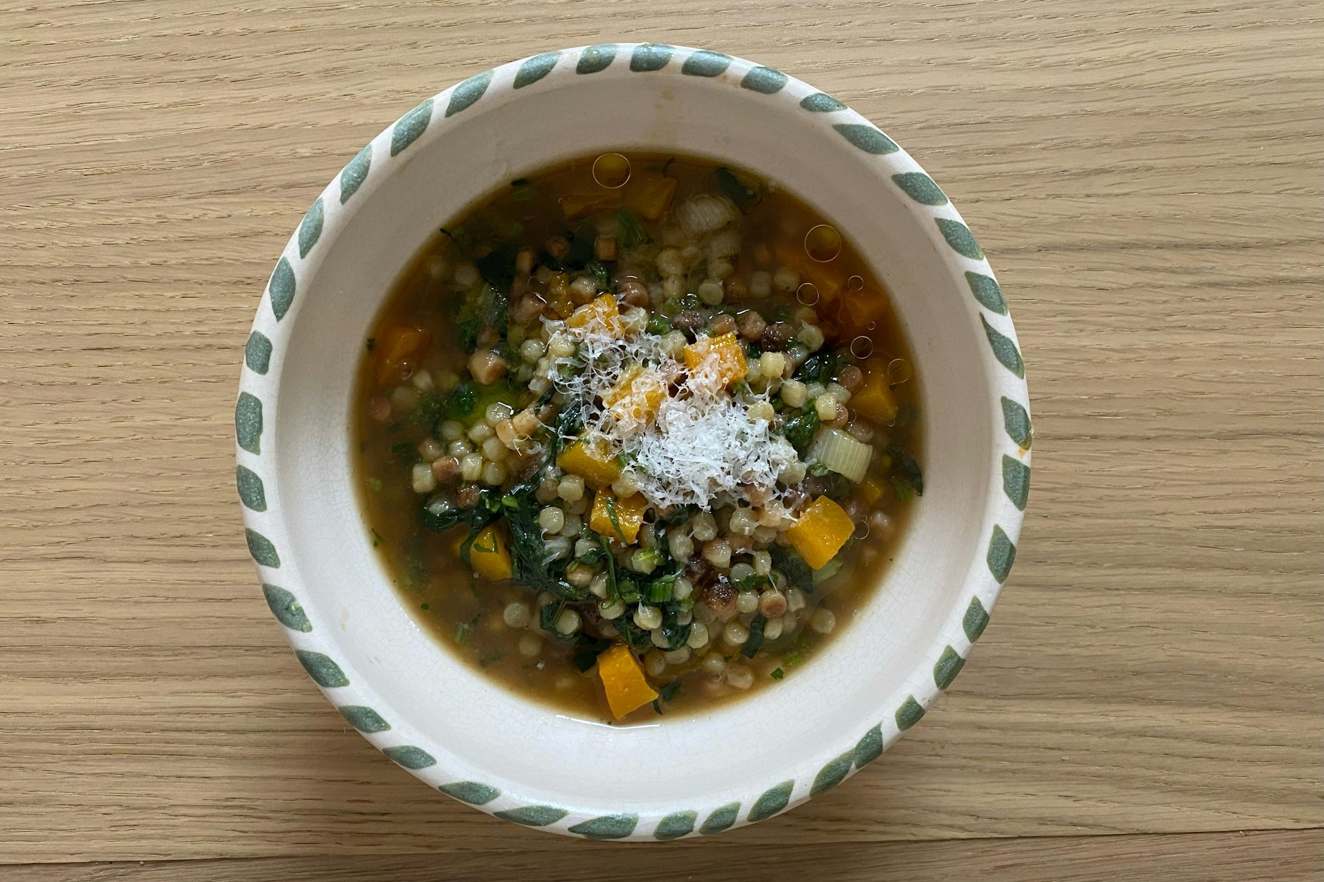 Bringt Sie durch den strengsten Winter: Eintopf aus Fregola Sarda, Wurzelgemüse und Schwarzkohl.&nbsp;