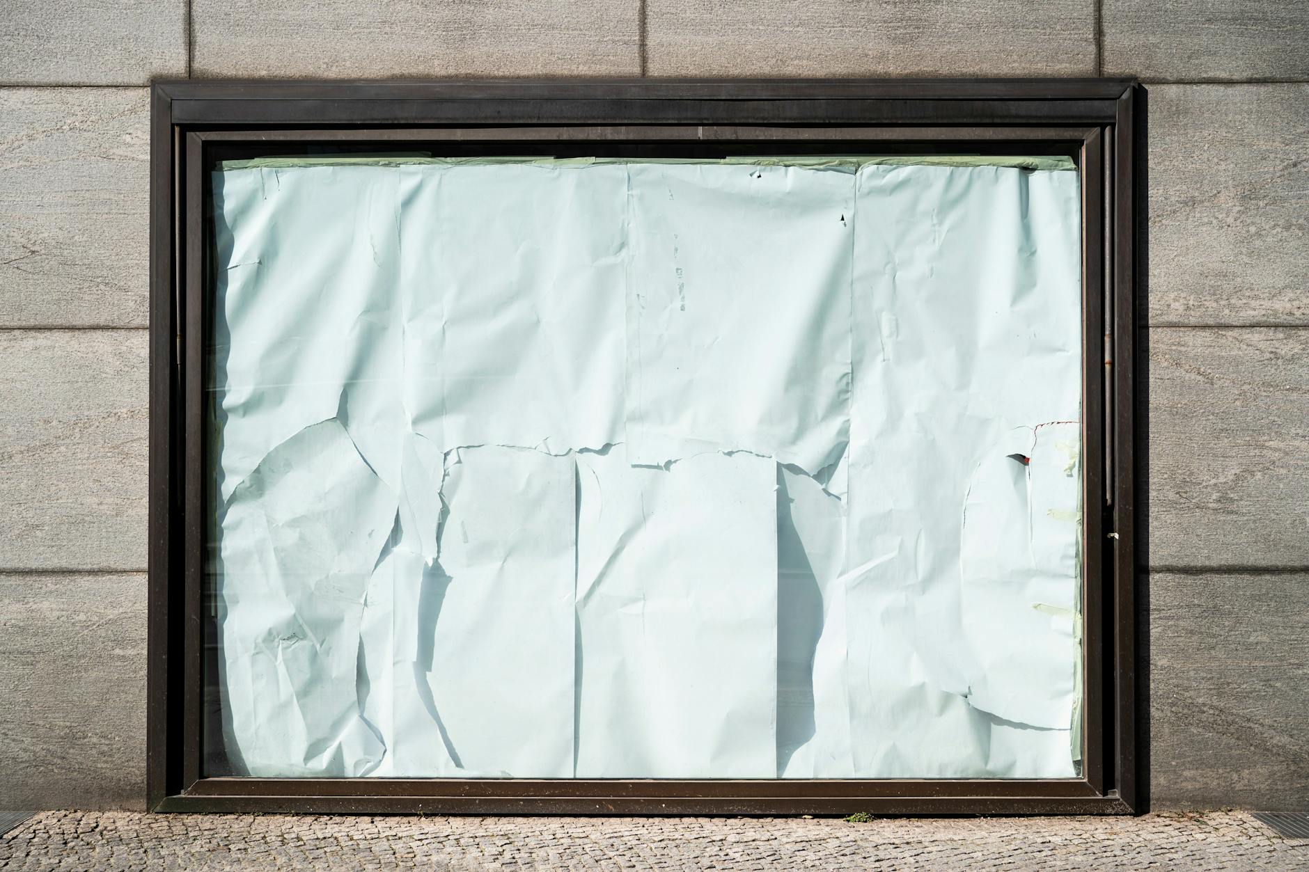 Schaufenster am Gendarmenmarkt: Nicht immer ist so richtig klar, was hinter der Scheibe passiert.