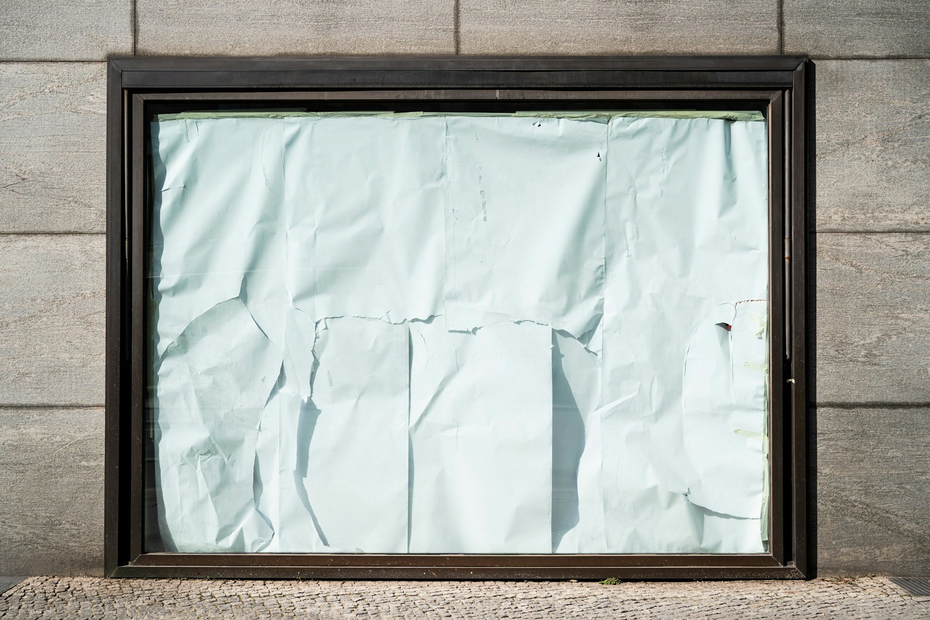 Schaufenster am Gendarmenmarkt: Nicht immer ist so richtig klar, was hinter der Scheibe passiert.
