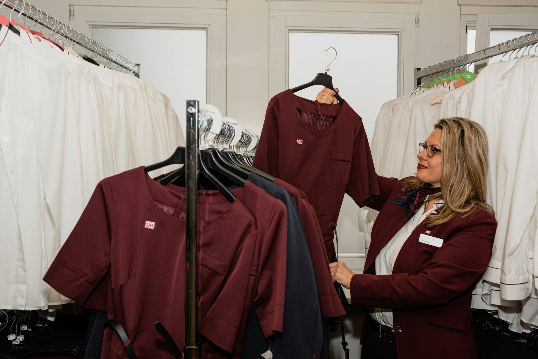 Die von Stardesigner Guido-Maria Kretschmer entworfenen Kleidungsstücke sind nun genderneutral für DB-Mitarbeitende.